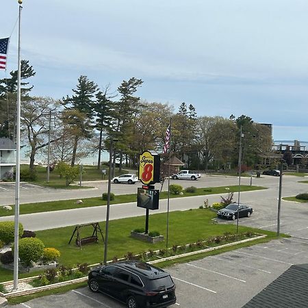 Super 8 By Wyndham Bridgeview Of Mackinaw City Eksteriør billede