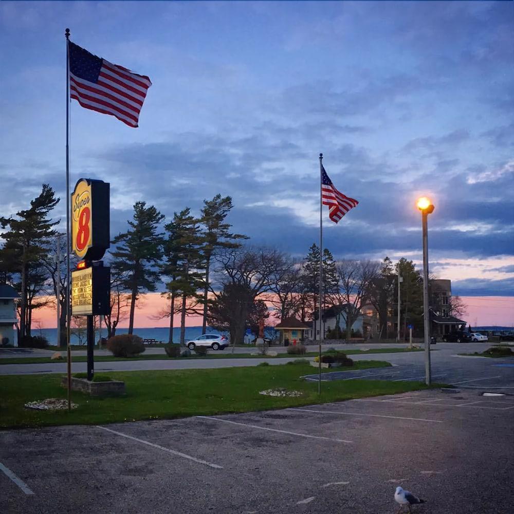 Super 8 By Wyndham Bridgeview Of Mackinaw City Eksteriør billede