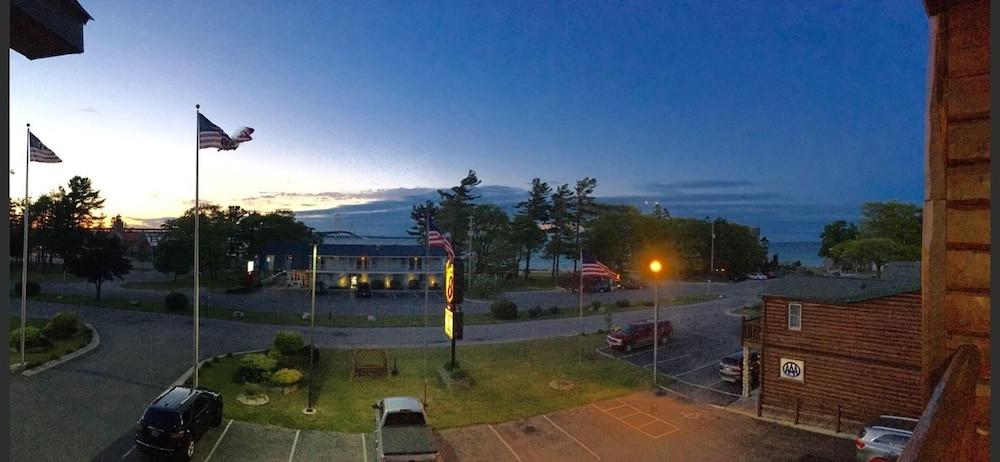 Super 8 By Wyndham Bridgeview Of Mackinaw City Eksteriør billede