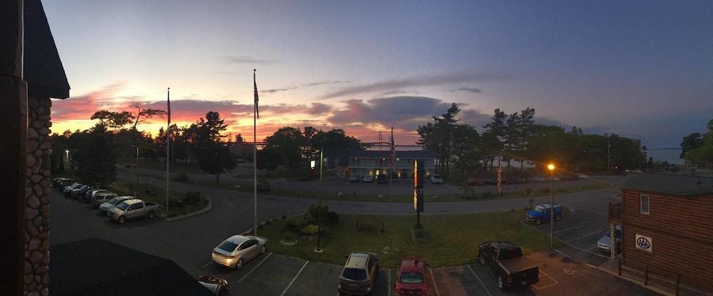 Super 8 By Wyndham Bridgeview Of Mackinaw City Eksteriør billede