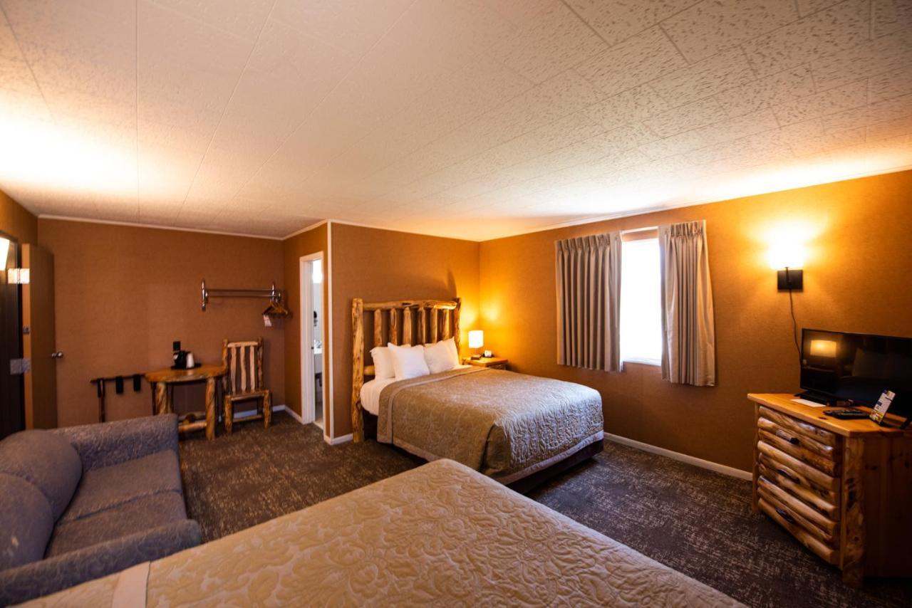 Super 8 By Wyndham Bridgeview Of Mackinaw City Eksteriør billede