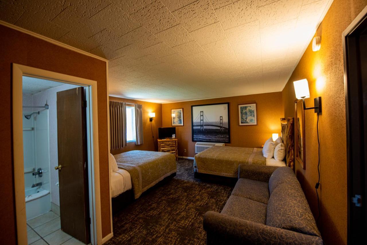 Super 8 By Wyndham Bridgeview Of Mackinaw City Eksteriør billede