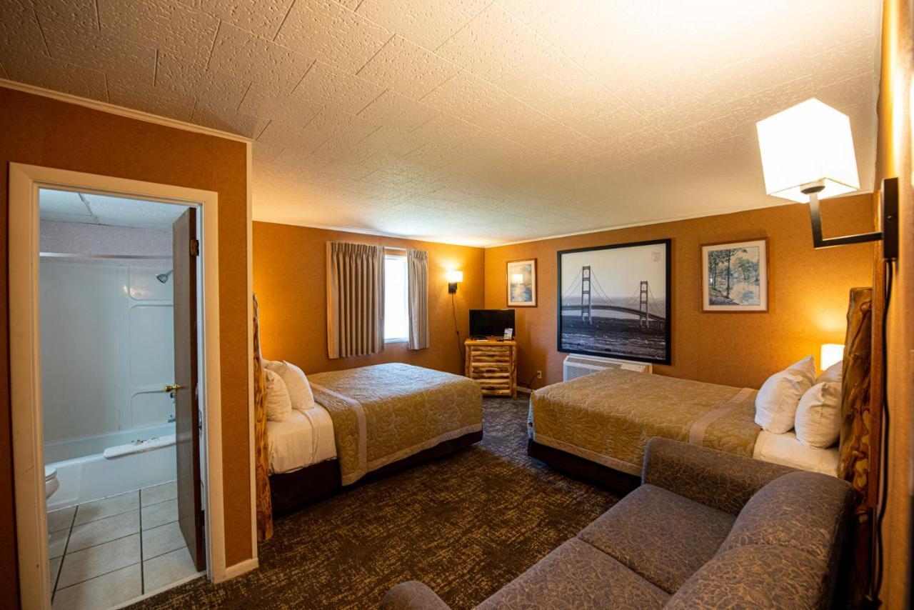 Super 8 By Wyndham Bridgeview Of Mackinaw City Eksteriør billede
