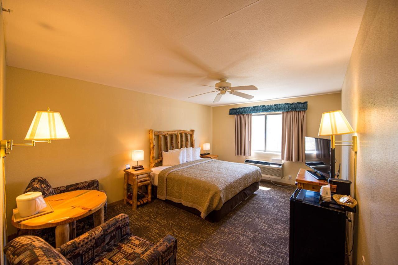 Super 8 By Wyndham Bridgeview Of Mackinaw City Eksteriør billede