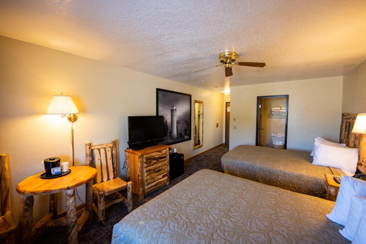 Super 8 By Wyndham Bridgeview Of Mackinaw City Eksteriør billede