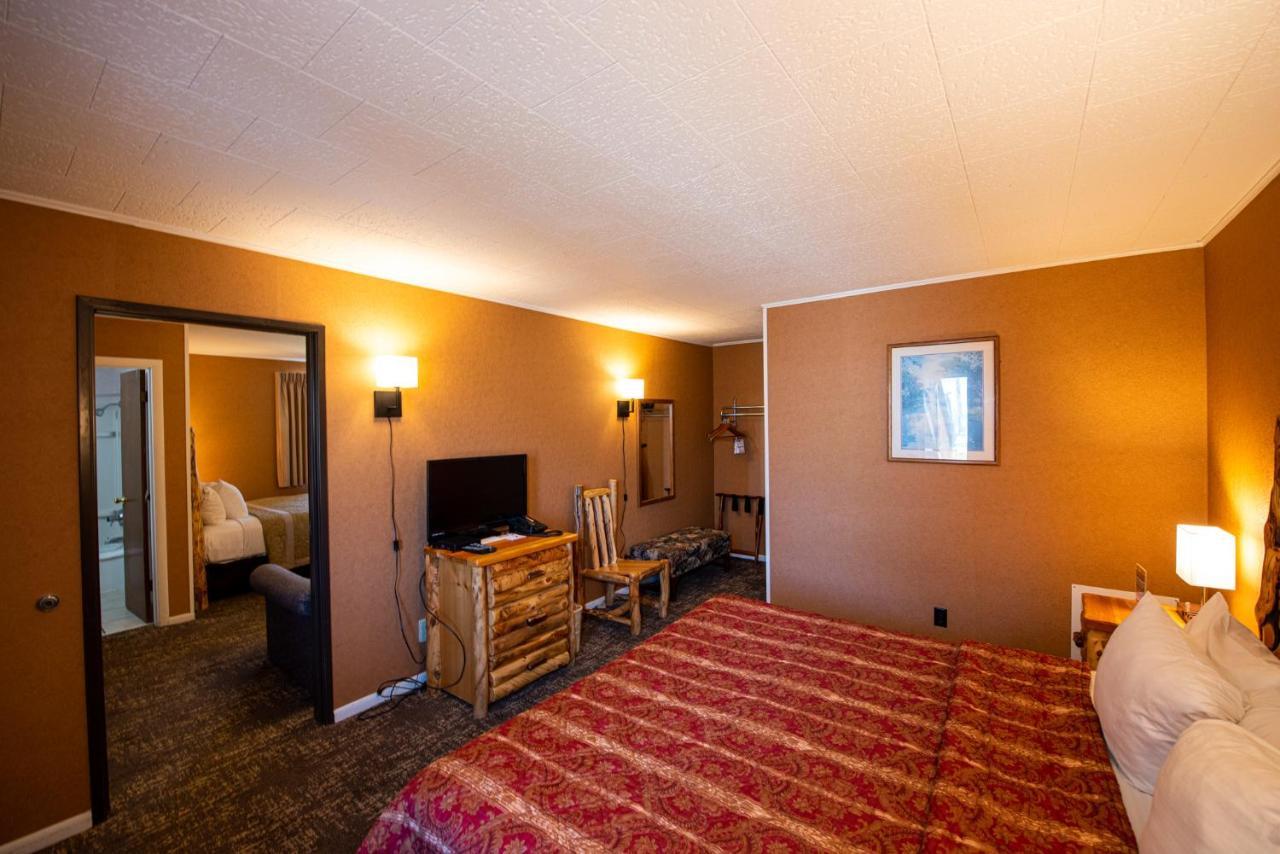 Super 8 By Wyndham Bridgeview Of Mackinaw City Eksteriør billede