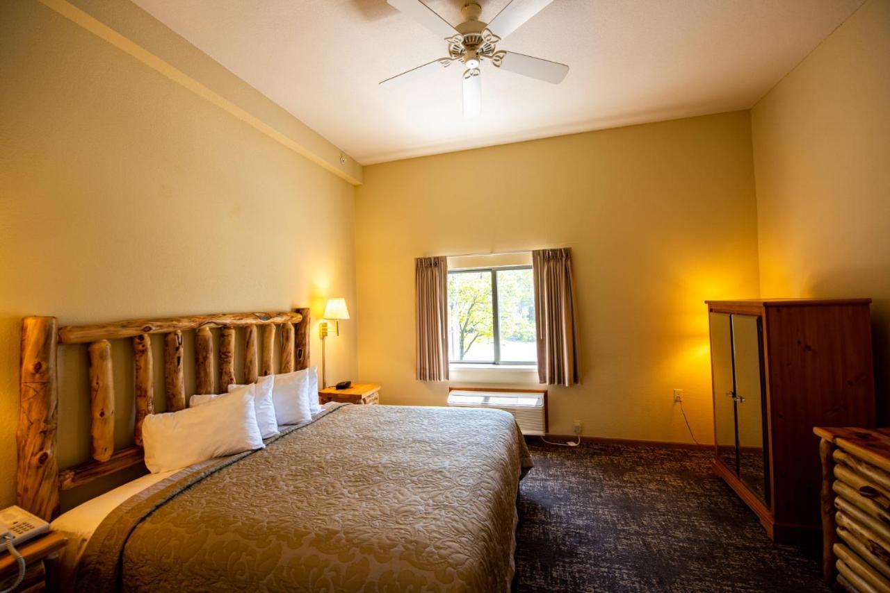 Super 8 By Wyndham Bridgeview Of Mackinaw City Eksteriør billede