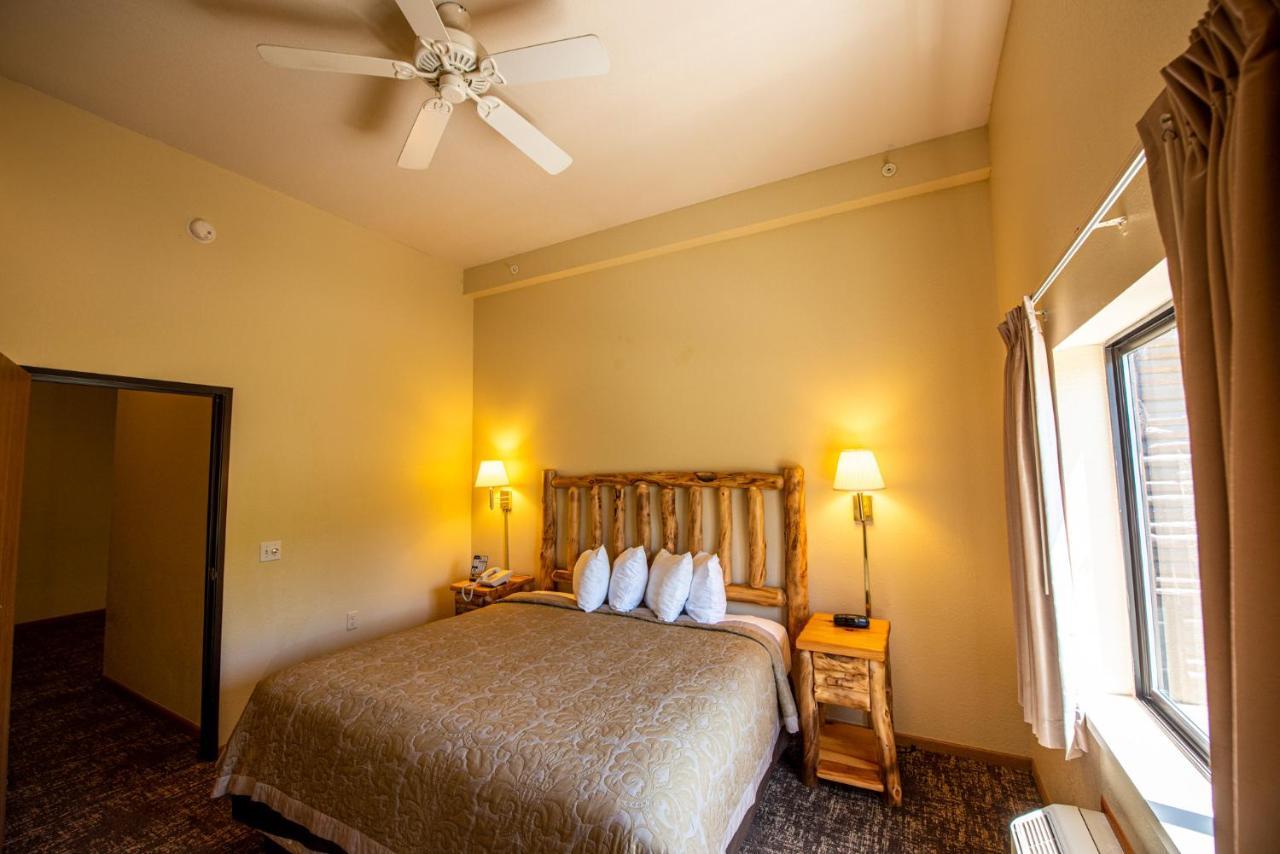 Super 8 By Wyndham Bridgeview Of Mackinaw City Eksteriør billede