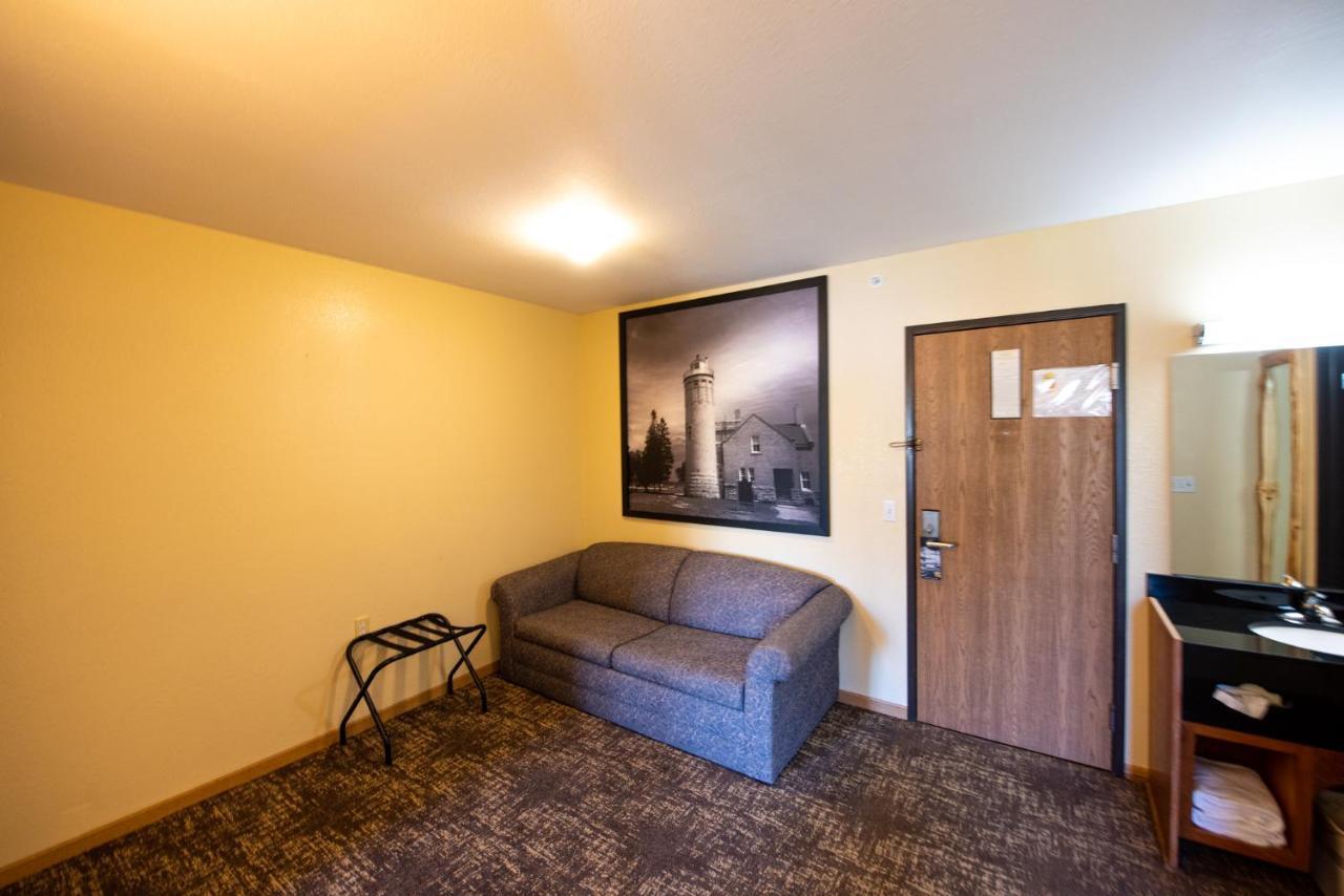 Super 8 By Wyndham Bridgeview Of Mackinaw City Eksteriør billede