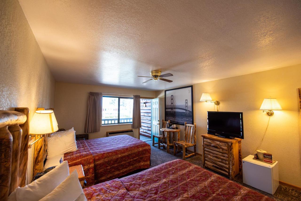 Super 8 By Wyndham Bridgeview Of Mackinaw City Eksteriør billede