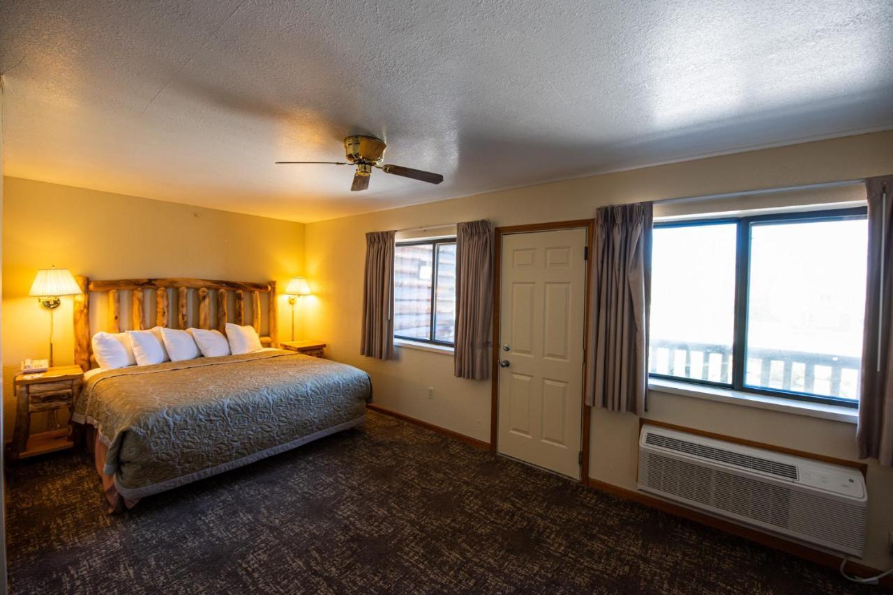 Super 8 By Wyndham Bridgeview Of Mackinaw City Eksteriør billede