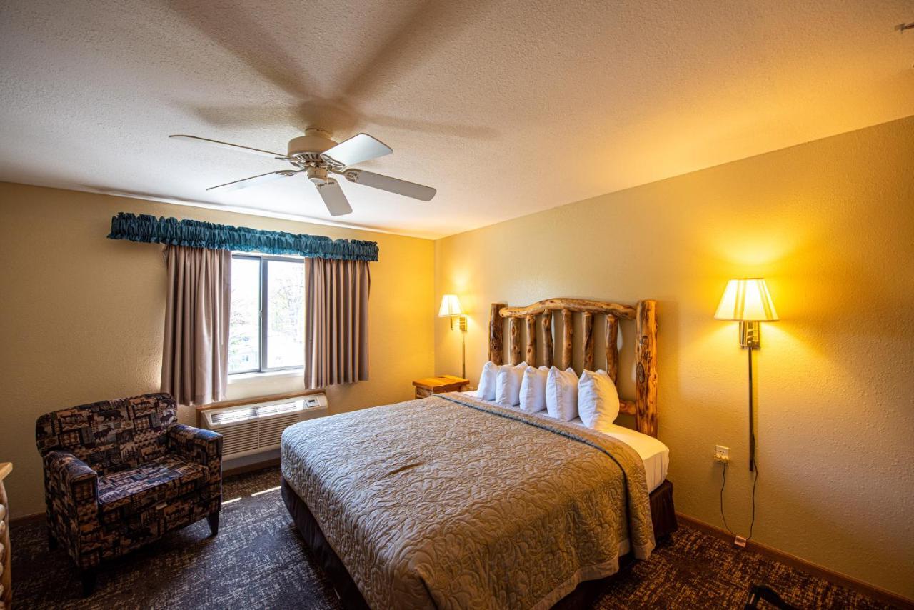 Super 8 By Wyndham Bridgeview Of Mackinaw City Eksteriør billede
