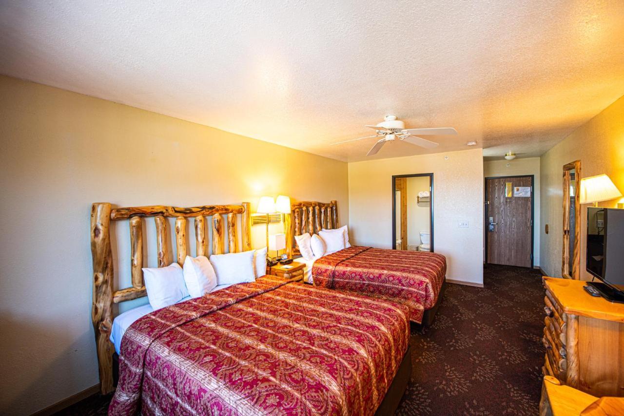 Super 8 By Wyndham Bridgeview Of Mackinaw City Eksteriør billede