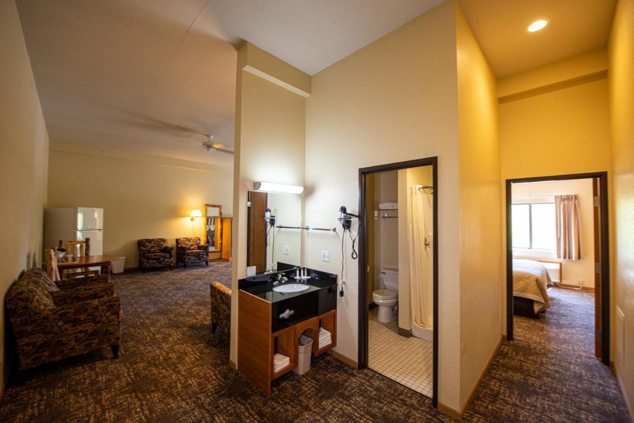 Super 8 By Wyndham Bridgeview Of Mackinaw City Eksteriør billede