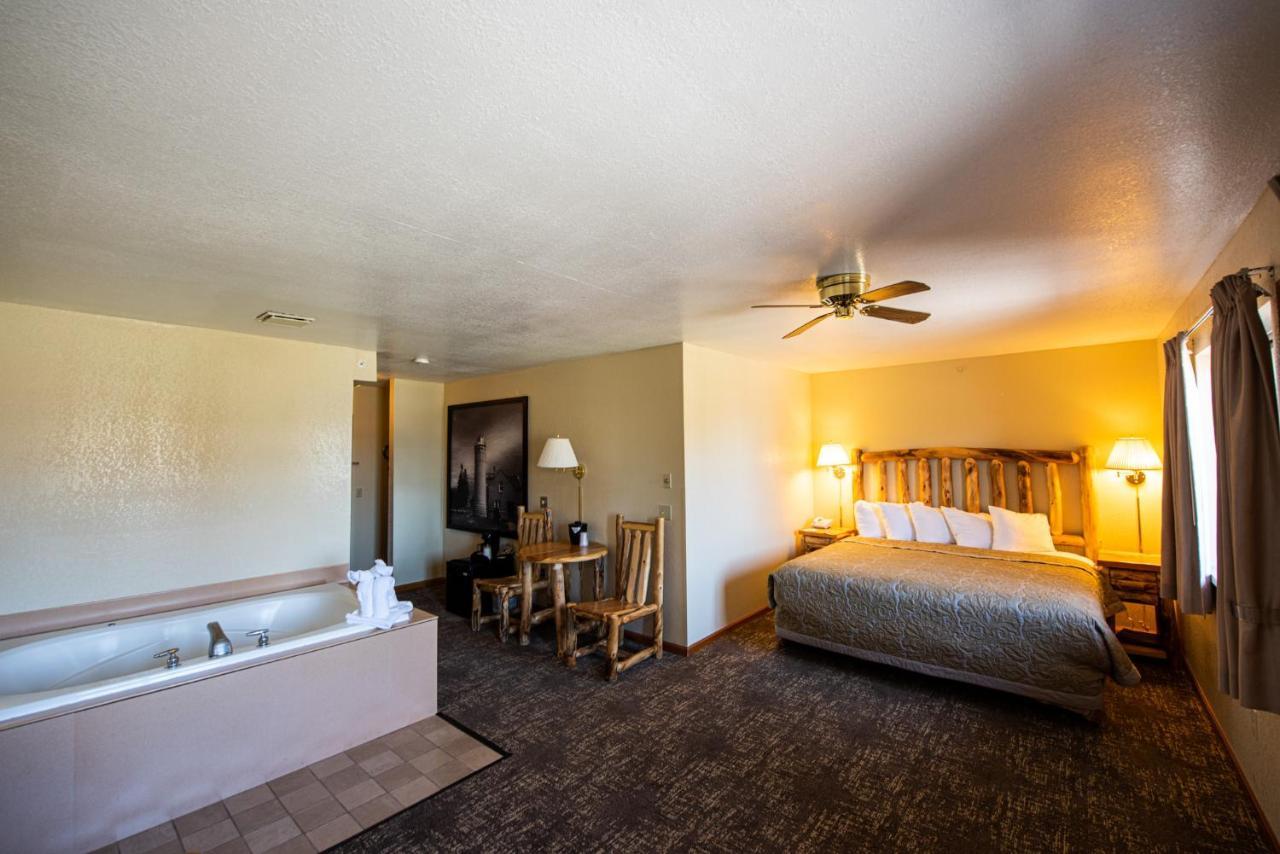 Super 8 By Wyndham Bridgeview Of Mackinaw City Eksteriør billede