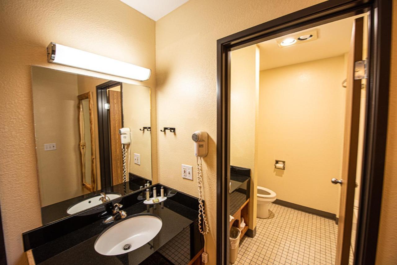 Super 8 By Wyndham Bridgeview Of Mackinaw City Eksteriør billede