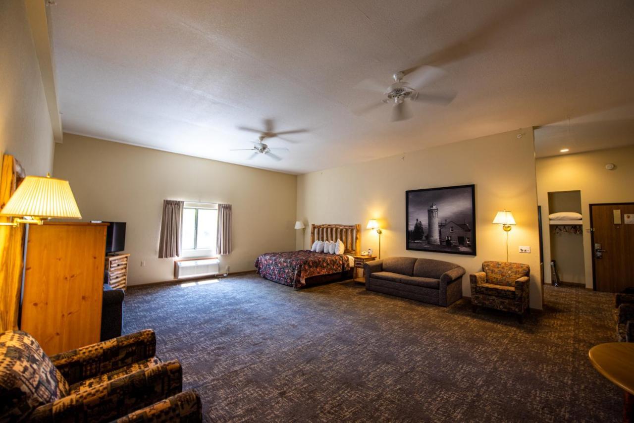 Super 8 By Wyndham Bridgeview Of Mackinaw City Eksteriør billede