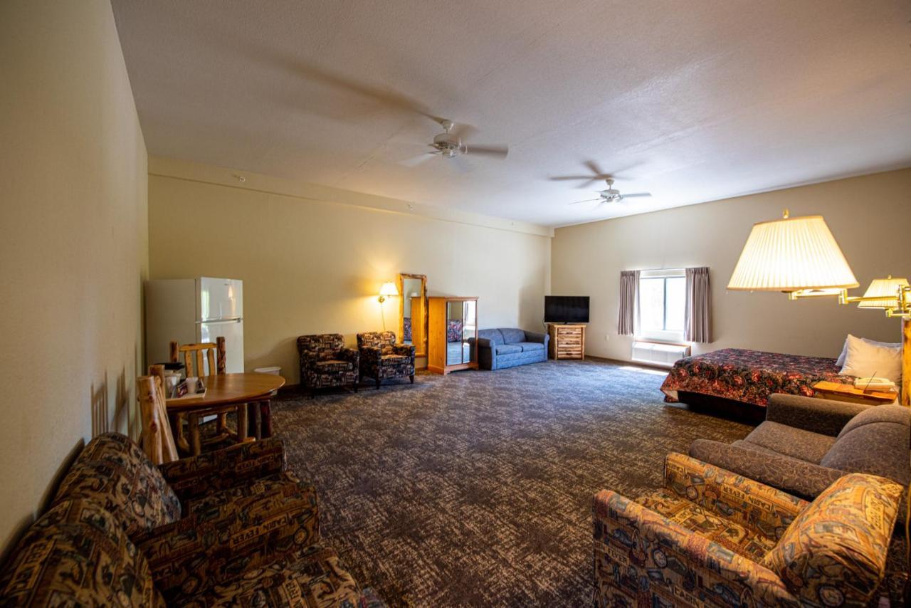 Super 8 By Wyndham Bridgeview Of Mackinaw City Eksteriør billede