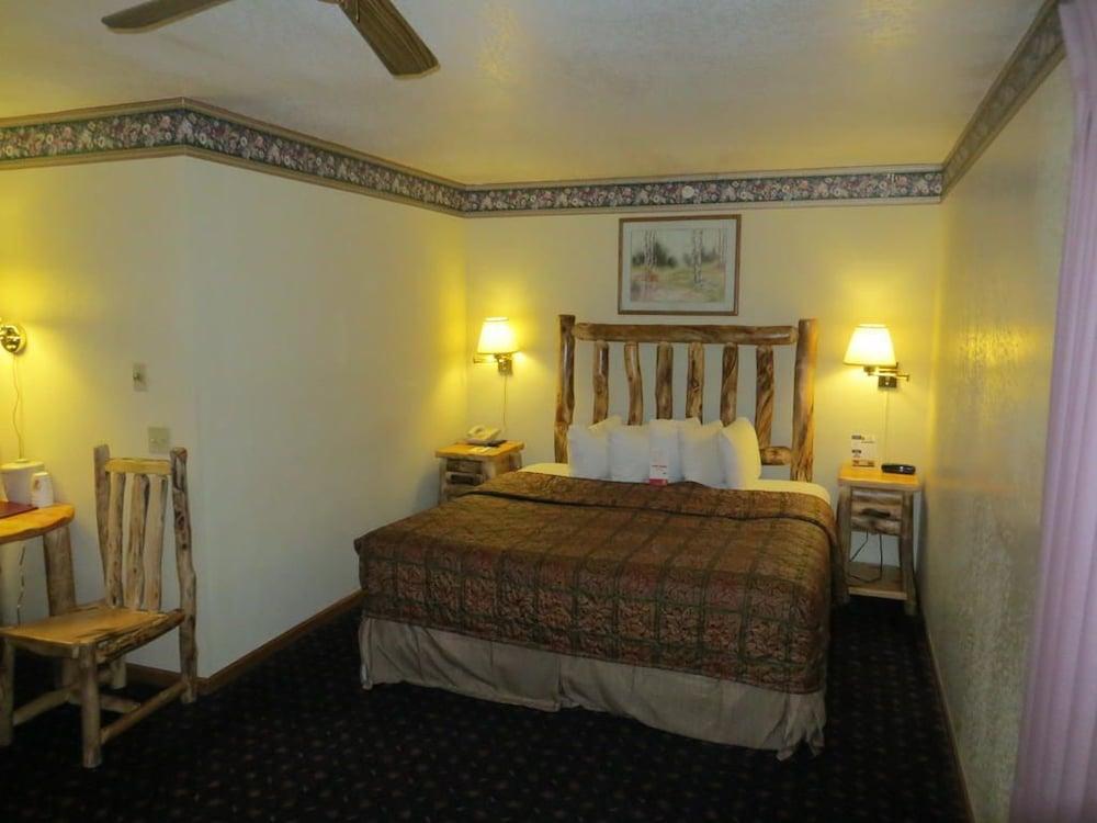 Super 8 By Wyndham Bridgeview Of Mackinaw City Eksteriør billede