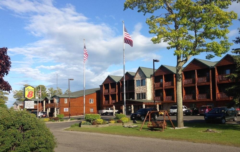 Super 8 By Wyndham Bridgeview Of Mackinaw City Eksteriør billede