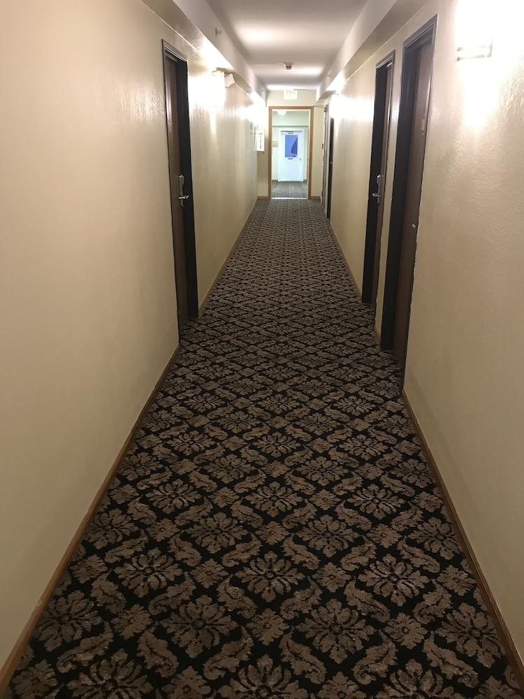 Super 8 By Wyndham Bridgeview Of Mackinaw City Eksteriør billede