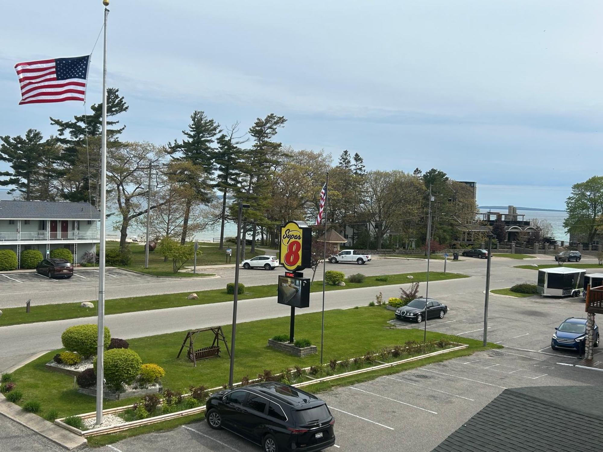 Super 8 By Wyndham Bridgeview Of Mackinaw City Eksteriør billede