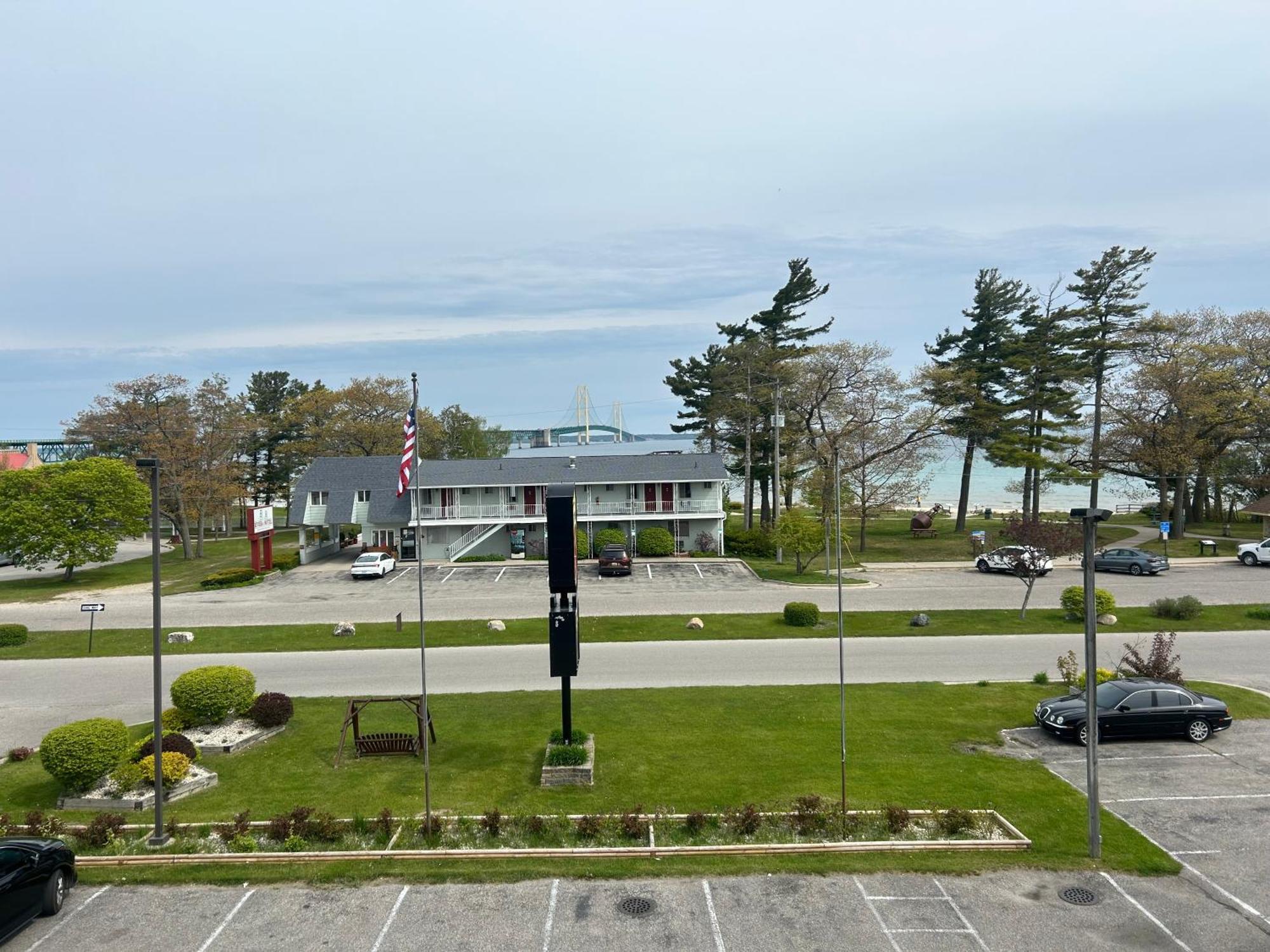 Super 8 By Wyndham Bridgeview Of Mackinaw City Eksteriør billede