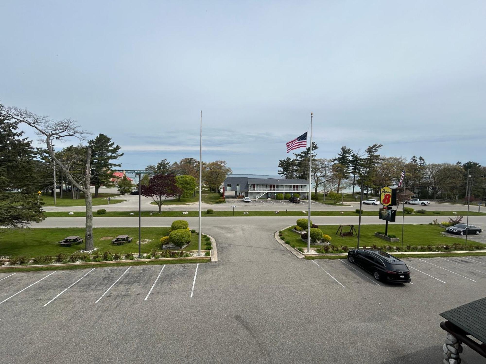 Super 8 By Wyndham Bridgeview Of Mackinaw City Eksteriør billede