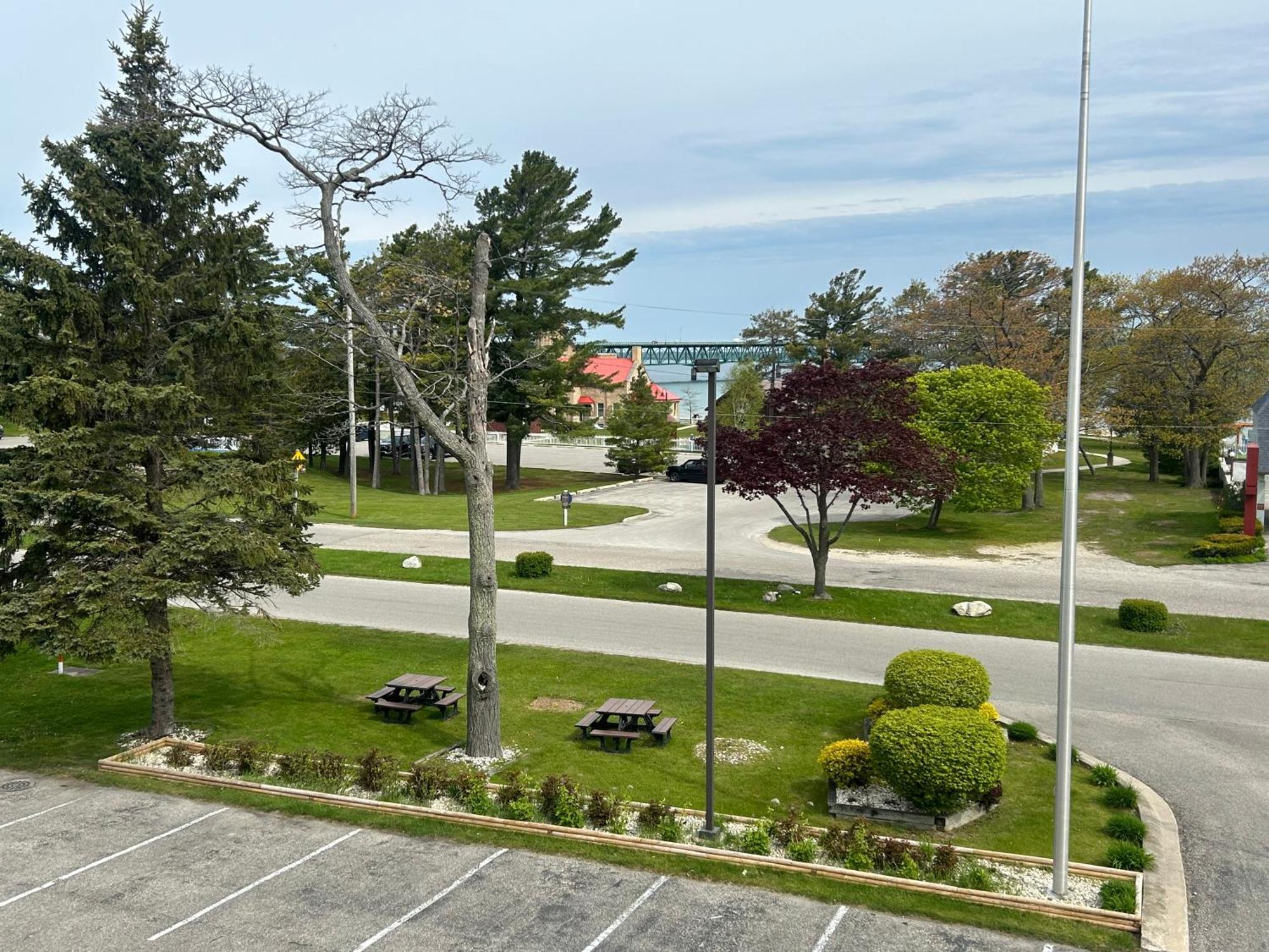 Super 8 By Wyndham Bridgeview Of Mackinaw City Eksteriør billede