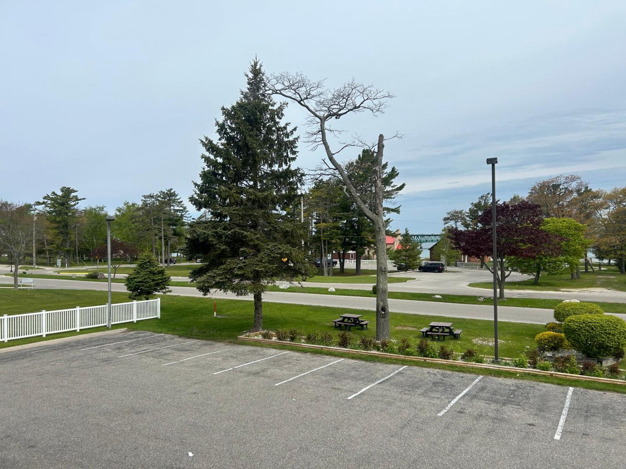 Super 8 By Wyndham Bridgeview Of Mackinaw City Eksteriør billede