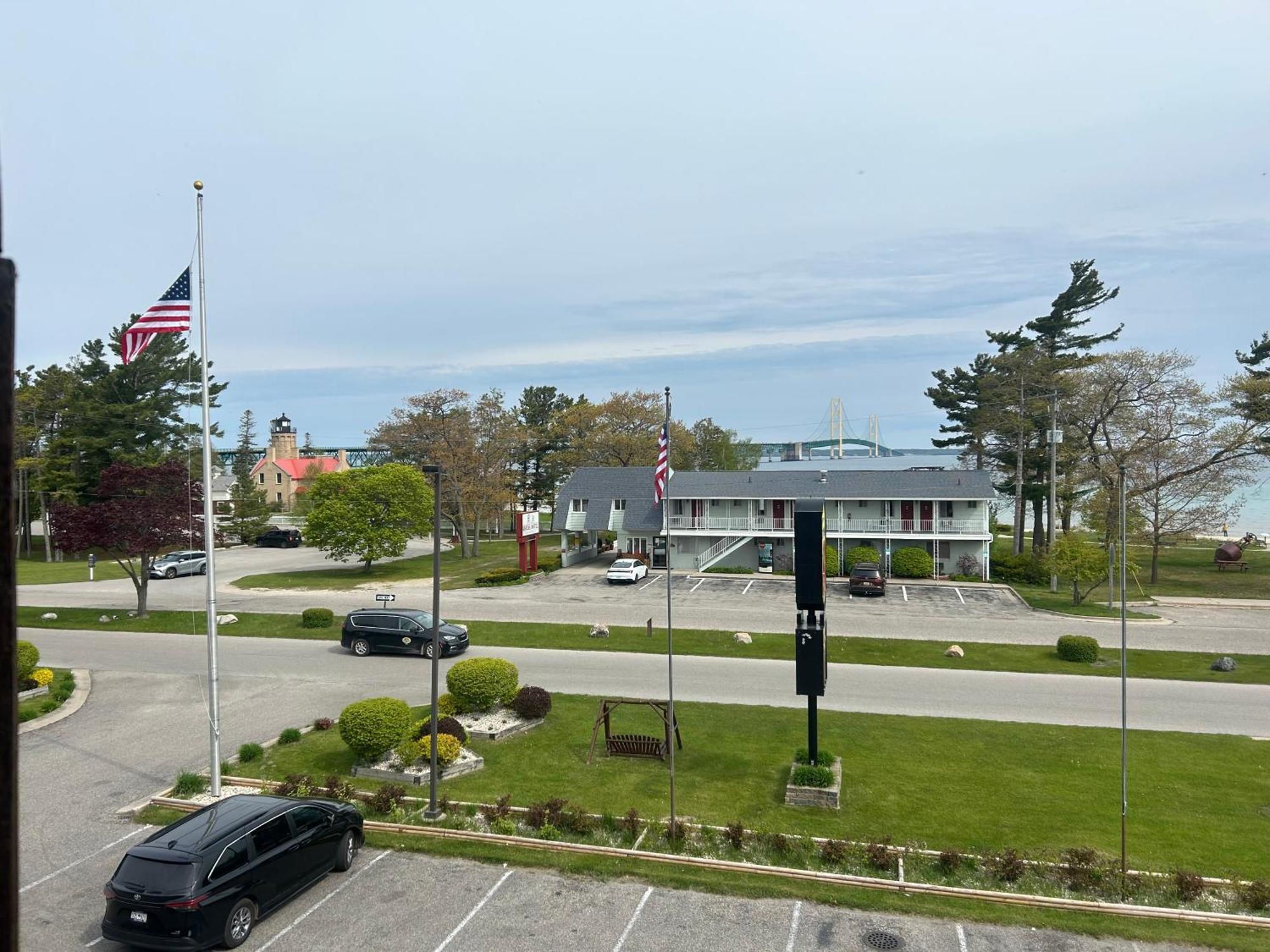 Super 8 By Wyndham Bridgeview Of Mackinaw City Eksteriør billede