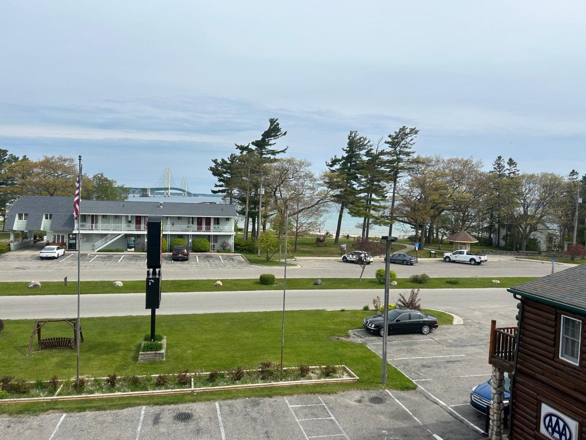 Super 8 By Wyndham Bridgeview Of Mackinaw City Eksteriør billede