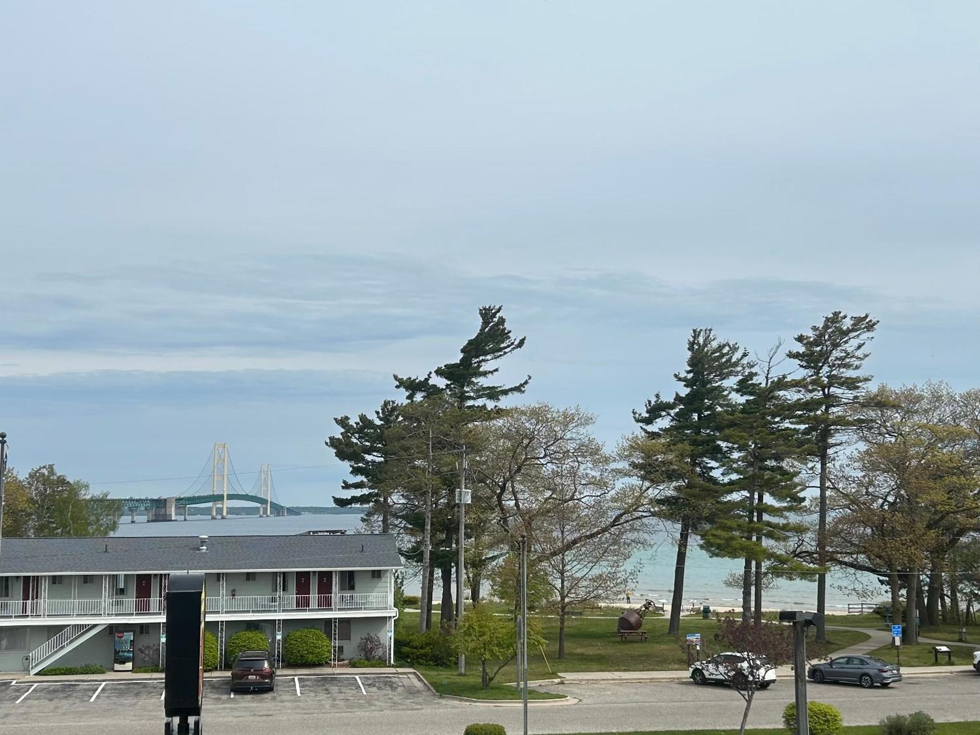 Super 8 By Wyndham Bridgeview Of Mackinaw City Eksteriør billede