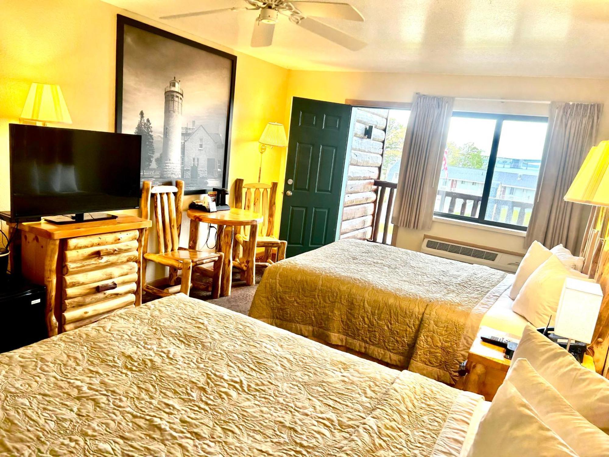 Super 8 By Wyndham Bridgeview Of Mackinaw City Eksteriør billede