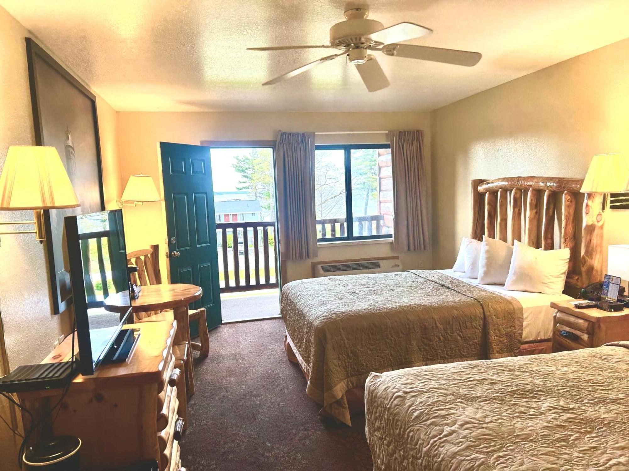 Super 8 By Wyndham Bridgeview Of Mackinaw City Eksteriør billede