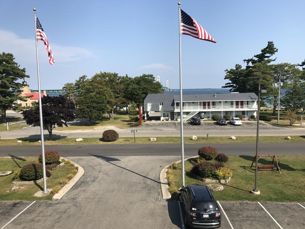 Super 8 By Wyndham Bridgeview Of Mackinaw City Eksteriør billede
