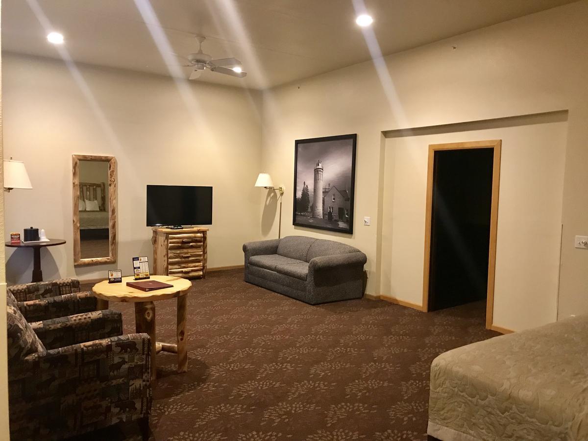 Super 8 By Wyndham Bridgeview Of Mackinaw City Eksteriør billede