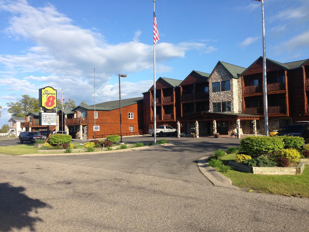 Super 8 By Wyndham Bridgeview Of Mackinaw City Eksteriør billede