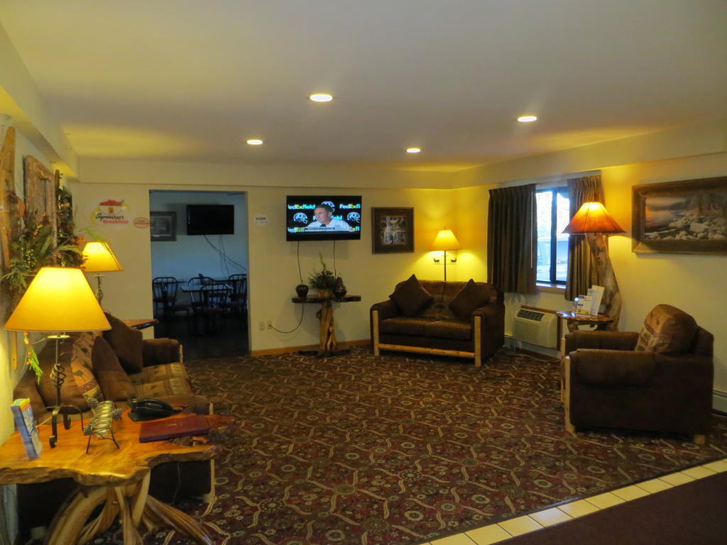 Super 8 By Wyndham Bridgeview Of Mackinaw City Eksteriør billede